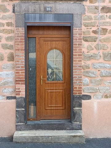 Installation d'une porte d'entrée à Brioude