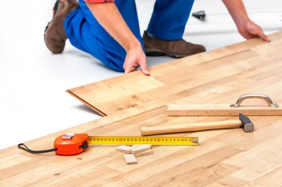 Professionnel pour la pose de parquet flottant dans un salon de particulier Fontannes