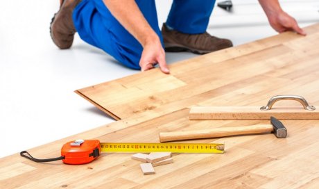 Professionnel pour la pose de parquet flottant dans un salon de particulier Fontannes